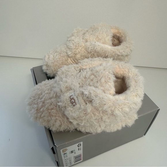 UGG Kids Baby Fluffy Cream Slippers bixby 4/5 M